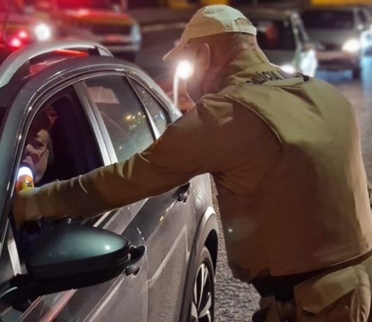 policial faz teste de bafômetro em blitz da lei seca "avisada" na ponte colombo salles para flagras condutores embriagados