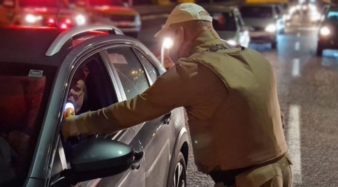 policial faz teste de bafômetro em blitz da lei seca "avisada" na ponte colombo salles para flagras condutores embriagados