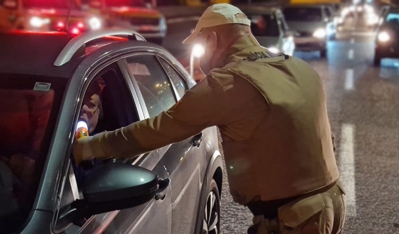 policial faz teste de bafômetro em blitz da lei seca "avisada" na ponte colombo salles para flagras condutores embriagados