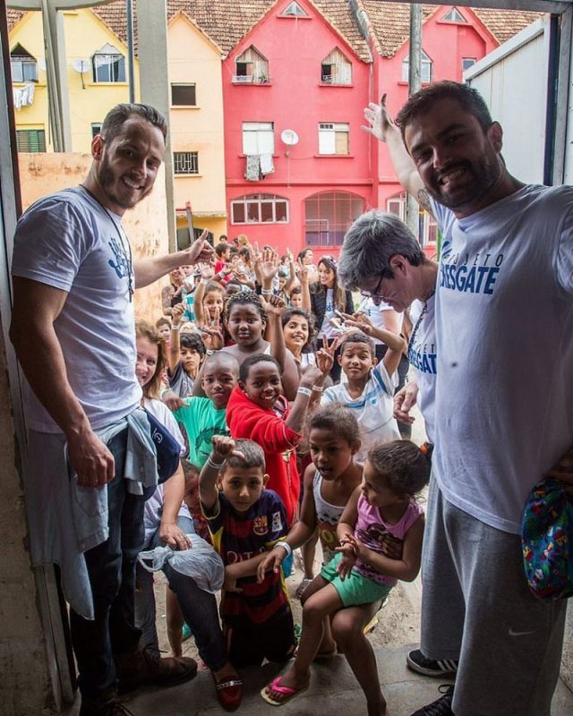 vereador bruno becker junto com grupo de crianças para defender frente parlamentar do continente