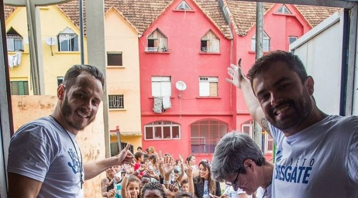 Câmara de Florianópolis abre frente parlamentar para atender demandas do continente vereador bruno becker junto com grupo de crianças para defender frente parlamentar do continente