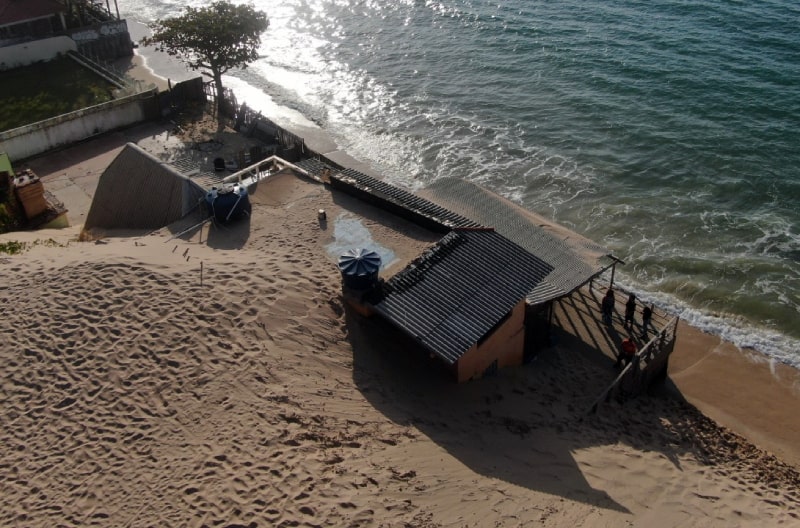 casas em área de dunas na beira da praia dos ingleses em uma faixa limiar entre areia e mar