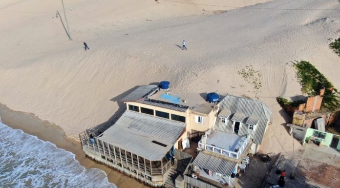 Casas em área de dunas nos Ingleses estão condenadas, afirma Defesa Civil - imagem aérea dos imóveis em meio à areia