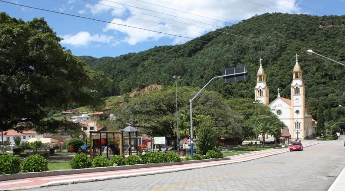 centro da cidade de angelina: praça com igreja ao fundo
