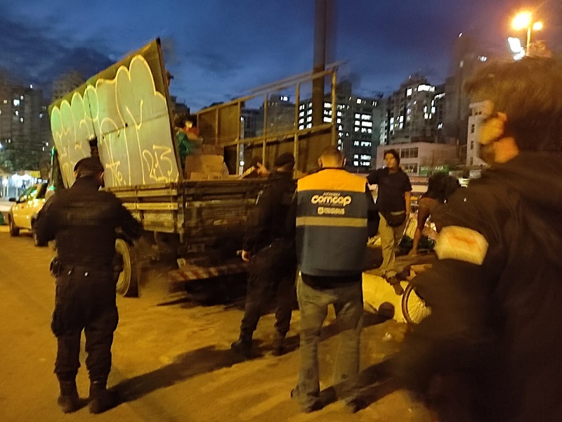 caminhão de reciclagem parado com equipes da prefeitura em volta. A coleta clandestina pega os recicláveis antes da Comcap, comprometendo a renda e trabalho de coletores associados