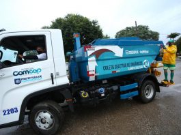 Caminhão da comcap, nas cores branco e azul claro, identificado como da coleta seletiva. A comcap atualizou as instruções para a coleta de resíduos sólidos