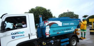 Caminhão da comcap, nas cores branco e azul claro, identificado como da coleta seletiva. A comcap atualizou as instruções para a coleta de resíduos sólidos