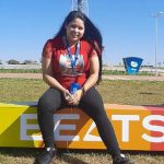 Elaine é branca e tem cabelos escuros e compridos, ela usa uma blusa vermelha e calça preta, além de um cordão azul. Ela foi vítima de feminicídio em Florianópolis nesta semana no abraão cometido pelo ex-namorado