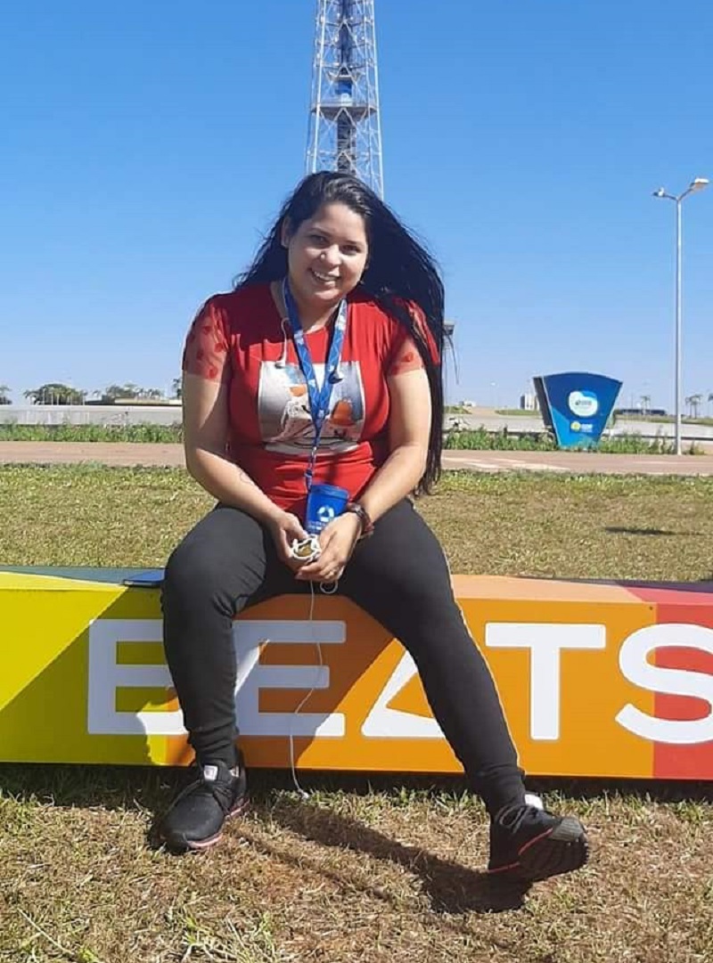 Elaine é branca e tem cabelos escuros e compridos, ela usa uma blusa vermelha e calça preta, além de um cordão azul. Ela foi vítima de feminicídio em Florianópolis nesta semana.