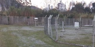 Gramado da estação da epagri esbranquiçado por cristais de gelo, por conta do frio e temperaturas baixas em Florianópolis. A capital teve o frio mais intenso deste inverno edos últimos 21 anos.