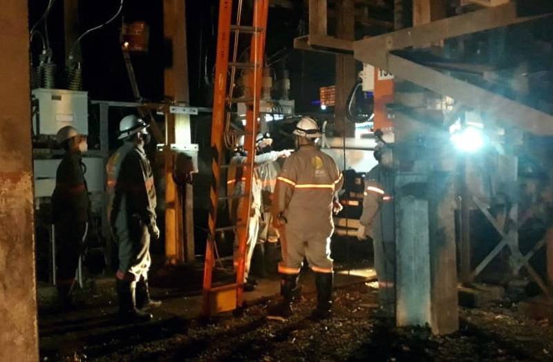 homens da celesc usando epi trabalhando na subertação que pegou fogo em itajaí