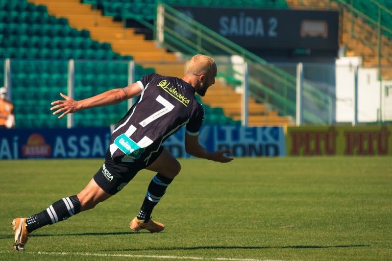 andrew correm em campo comemorando após gol de cabeça pelo figueirense