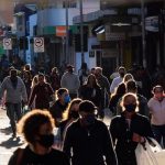 pessoas de máscara andando em calçadão de florianópolis - Grande Florianópolis não registra mortes por Covid há 6 dias
