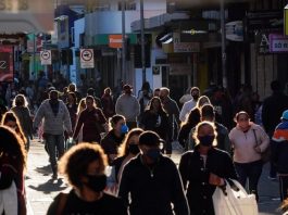 pessoas de máscara andando em calçadão de florianópolis - Grande Florianópolis não registra mortes por Covid há 6 dias