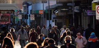 pessoas de máscara andando em calçadão de florianópolis - Grande Florianópolis não registra mortes por Covid há 6 dias