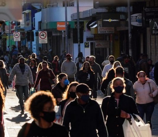 pessoas de máscara andando em calçadão de florianópolis - Grande Florianópolis não registra mortes por Covid há 6 dias