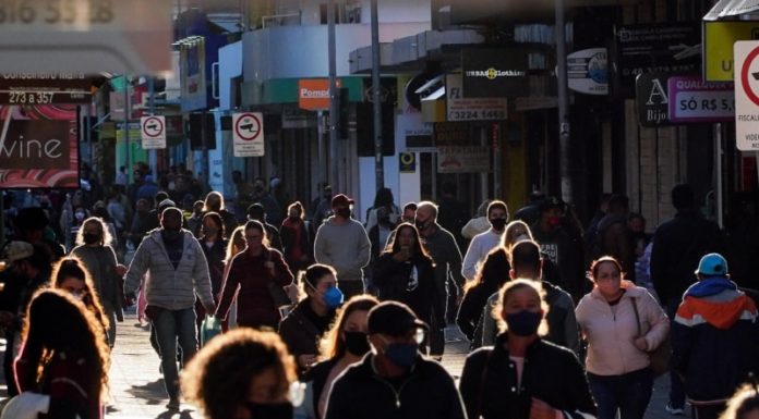 pessoas de máscara andando em calçadão de florianópolis - Grande Florianópolis não registra mortes por Covid há 6 dias