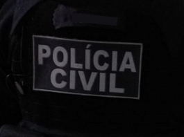 Assassino de Rafael Campos é preso na fronteira do RS com Uruguai colete da polícia civil - Agressor de 25 anos que tentatava matar a ex é preso em São José