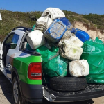 Mutirão recolhe mais de 100 quilos de lixo na orla de Palhoça - caminhonete estacionada em praia com caçamba repleta de sacos de lixo empilhados após mutirão