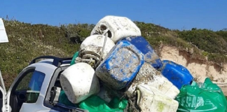 Mutirão recolhe mais de 100 quilos de lixo na orla de Palhoça - caminhonete estacionada em praia com caçamba repleta de sacos de lixo empilhados após mutirão