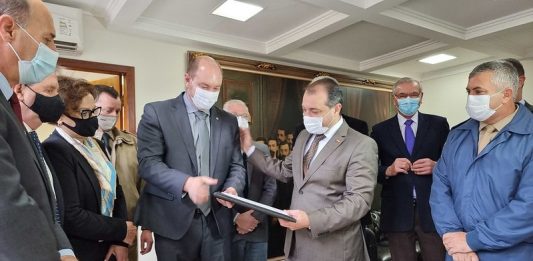 moisés entre para de nadal documento; deputados em volta; todos de máscara - Governo entrega na Alesc aumento salarial de professores e forças de segurança