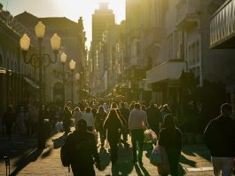 pessoas andando no centro de florianópolis - Coronavirus SC: Matriz de risco aponta oito regiões em estado grave e oito em gravíssimo