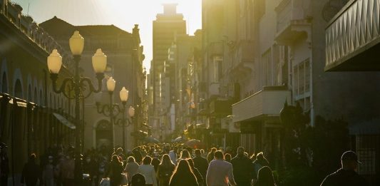 pessoas andando no centro de florianópolis - Coronavirus SC: Matriz de risco aponta oito regiões em estado grave e oito em gravíssimo