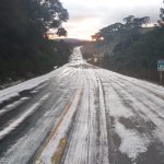 rodovia exbranquiçada e congelada - Temperatura chega a -8ºC em Bom Jardim da Serra, com sensação térmica de -41ºC