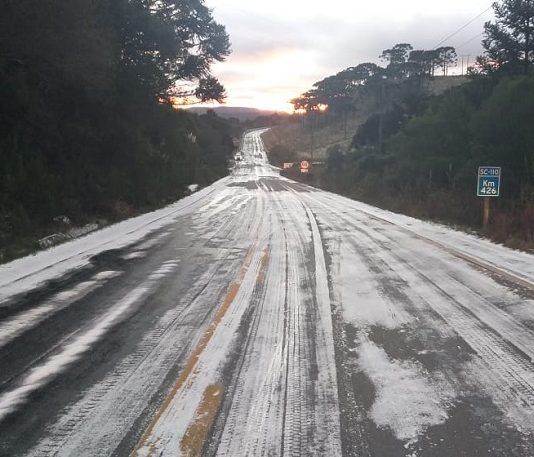 rodovia exbranquiçada e congelada - Temperatura chega a -8ºC em Bom Jardim da Serra, com sensação térmica de -41ºC