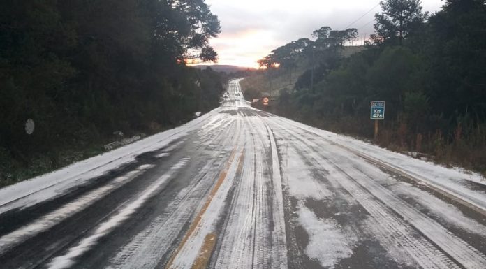 rodovia exbranquiçada e congelada - Temperatura chega a -8ºC em Bom Jardim da Serra, com sensação térmica de -41ºC