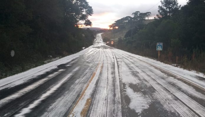 rodovia exbranquiçada e congelada - Temperatura chega a -8ºC em Bom Jardim da Serra, com sensação térmica de -41ºC