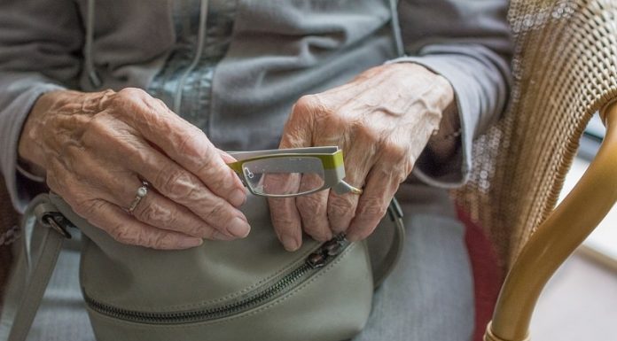 Palhoça lança programa para fornecer óculos de grau para idosos
