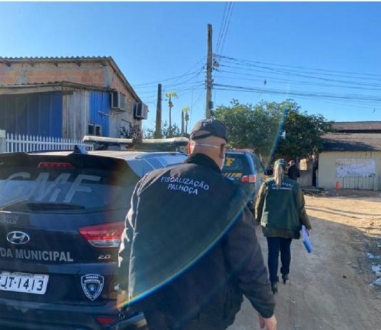 Operação apreende 97 kg de cobre em Palhoça - fiscal ao lado viatura
