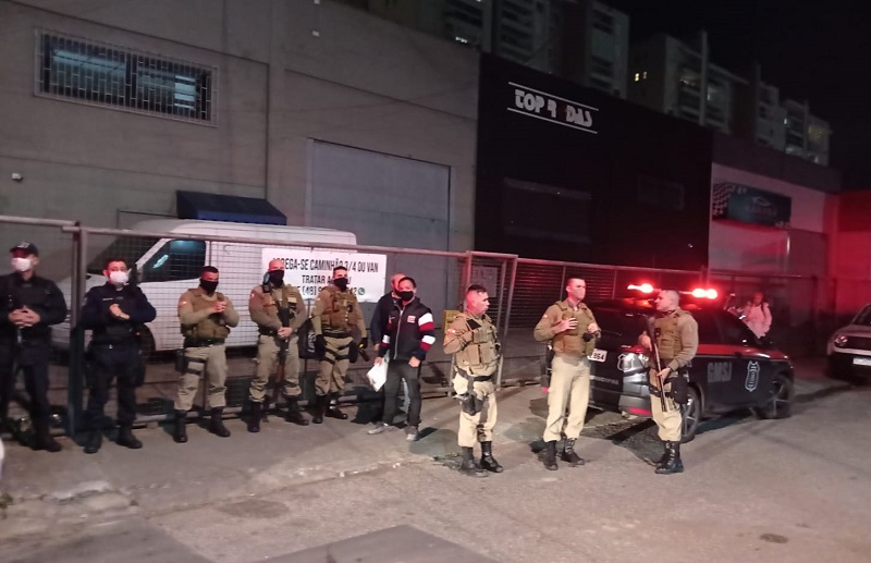 policiais e guardas na rua durante operação de fiscalização de regras contra covid em são josé