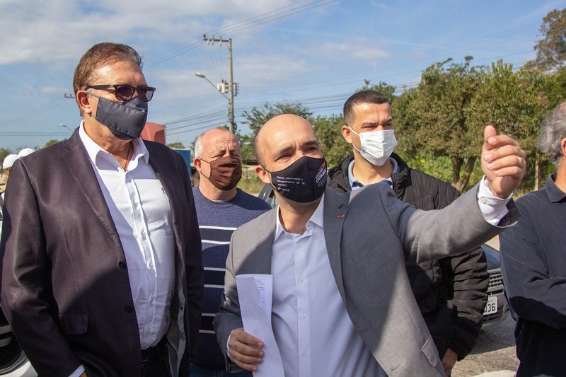 Prefeito Orvino e Thiago Vieira, secretário de Infraestrutura do estado, discutem as alterações; ambos usam máscara