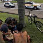 Policiais auxiliam em parto emergencial em canteiro no Centro de Florianópolis