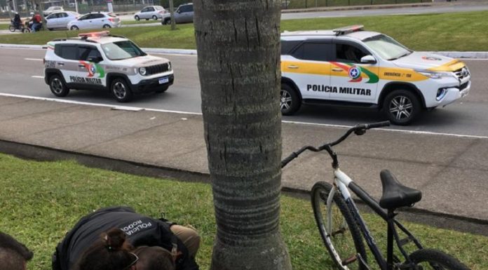 Policiais auxiliam em parto emergencial em canteiro no Centro de Florianópolis