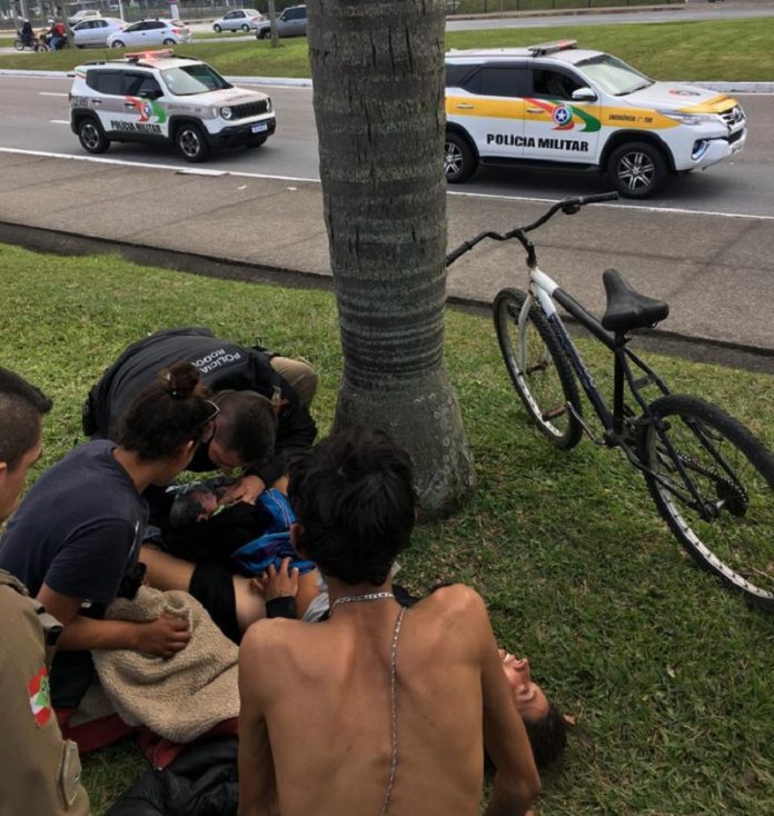 Policiais auxiliam em parto emergencial em canteiro no Centro de Florianópolis