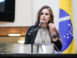 Alesc cobra investimentos em cultura e infraestrutura deputada paulinha gesticula na tribuna da alesc sobre falta de investimentos em cultura em sc