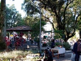 feira da freguesia retornou ao centro histórico de São josé apenas com barracas de gastronomia e artesanato