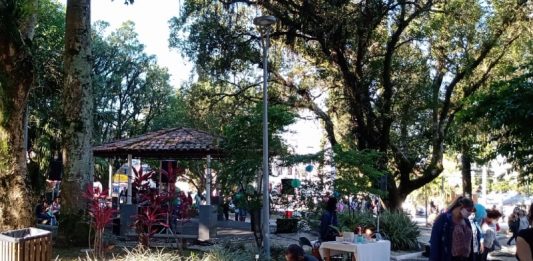 Centro Histórico recebe em maio Feira da Freguesia e Festa do Divino feira da freguesia retornou ao centro histórico de São josé apenas com barracas de gastronomia e artesanato