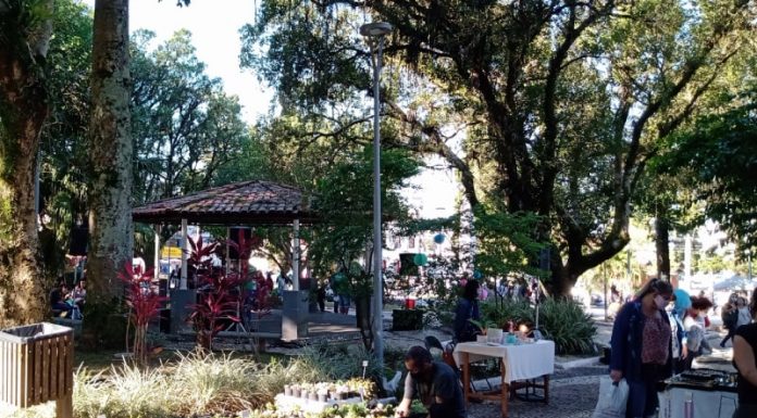 feira da freguesia retornou ao centro histórico de São josé apenas com barracas de gastronomia e artesanato