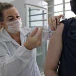 enfermeira aplica injeção em braço de homem - São José inicia vacinação contra a influenza para toda a população