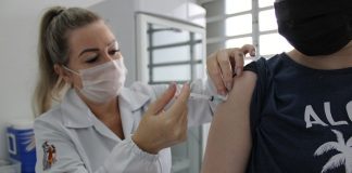 enfermeira aplica injeção em braço de homem - São José inicia vacinação contra a influenza para toda a população