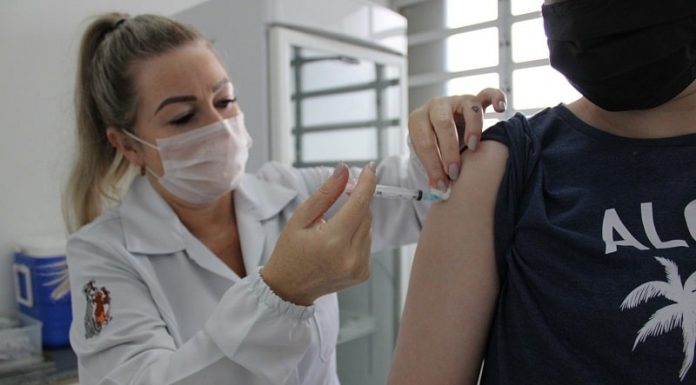 enfermeira aplica injeção em braço de homem - São José inicia vacinação contra a influenza para toda a população