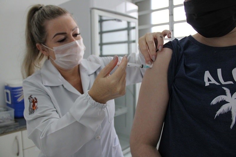 enfermeira aplica injeção em braço de homem - São José inicia vacinação contra a influenza para toda a população
