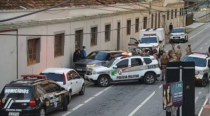 Sequestrador é morto pela polícia no Centro de Florianópolis após fazer 3 reféns - carros da polícia em volta do land rover