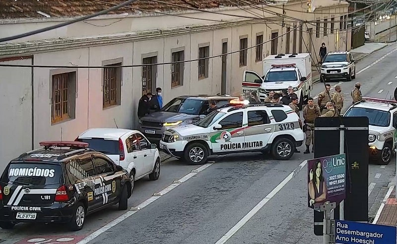 Sequestrador é morto pela polícia no Centro de Florianópolis após fazer 3 reféns - carros da polícia em volta do land rover