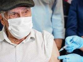 Vacinação reduz em 75% as mortes de idosos por Covid-19 em SC