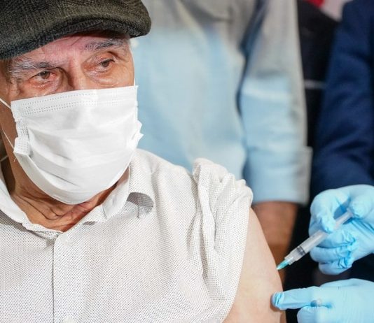 Vacinação reduz em 75% as mortes de idosos por Covid-19 em quatro meses em SC Vacinação reduz em 75% as mortes de idosos por Covid-19 em SC
